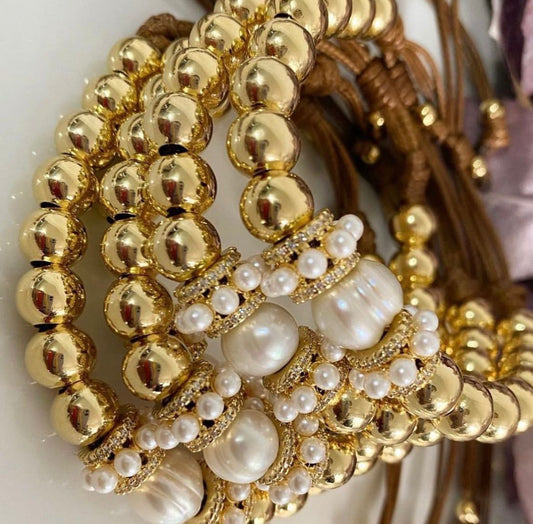 Brazalete ajustable de balines dorados y perlas