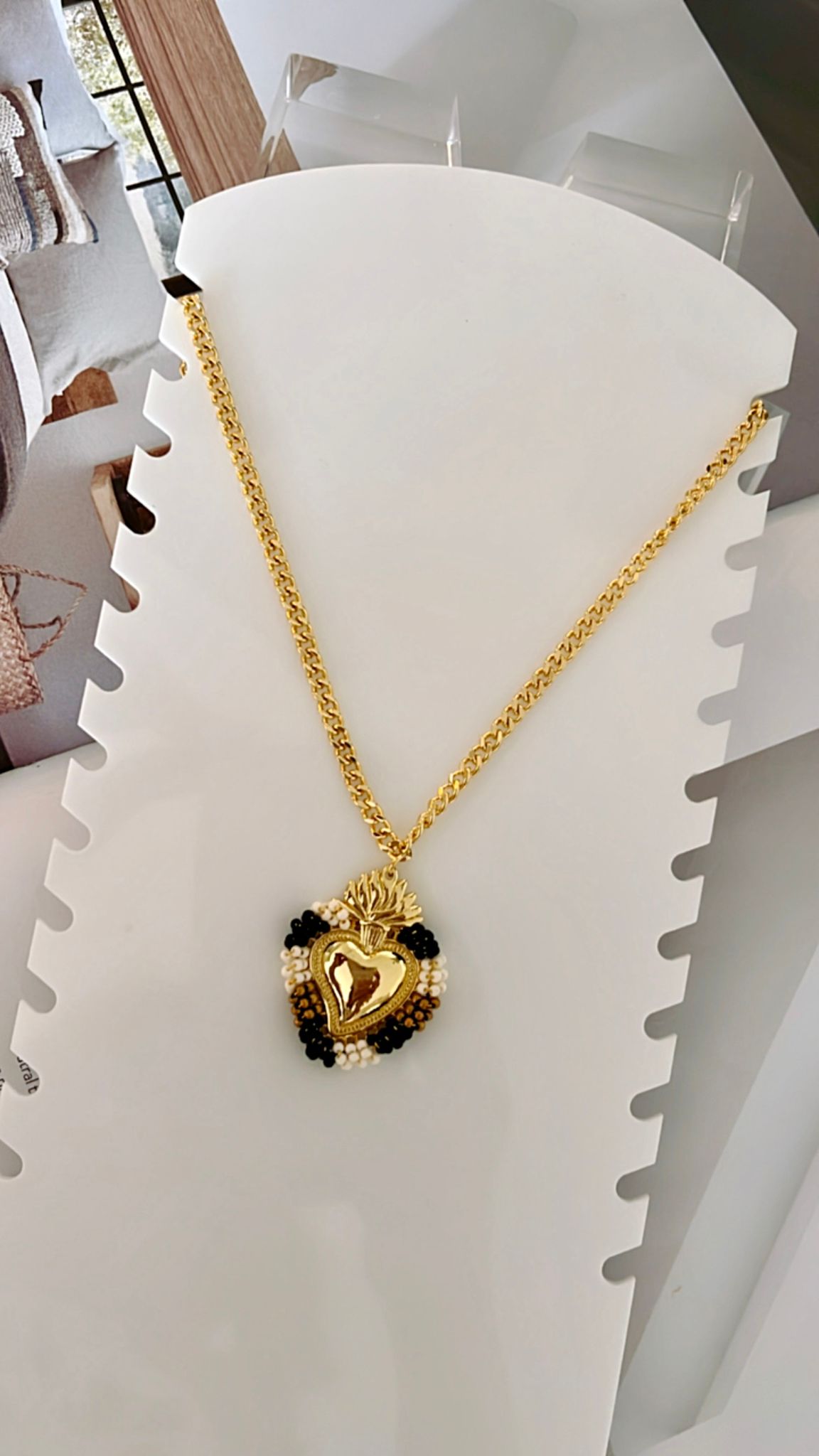 Cadena larga corazón bordado