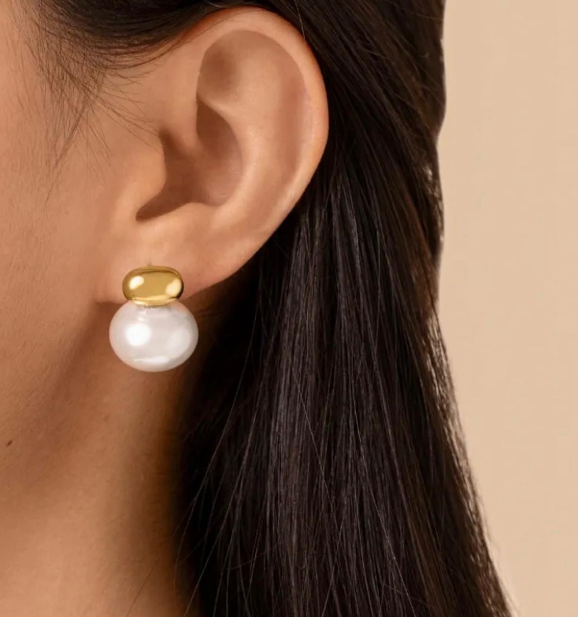 Aretes perlas con barra dorada