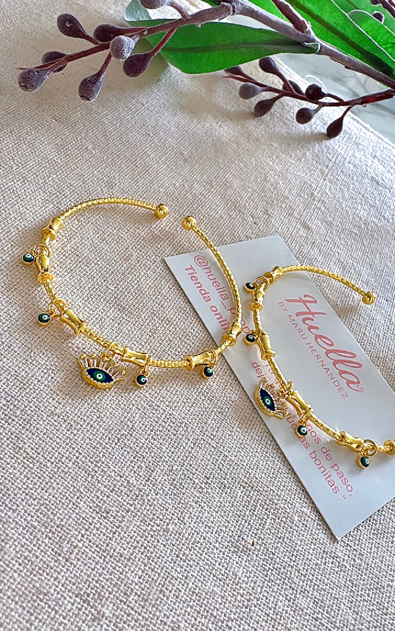 Brazaletes ojitos colgantes