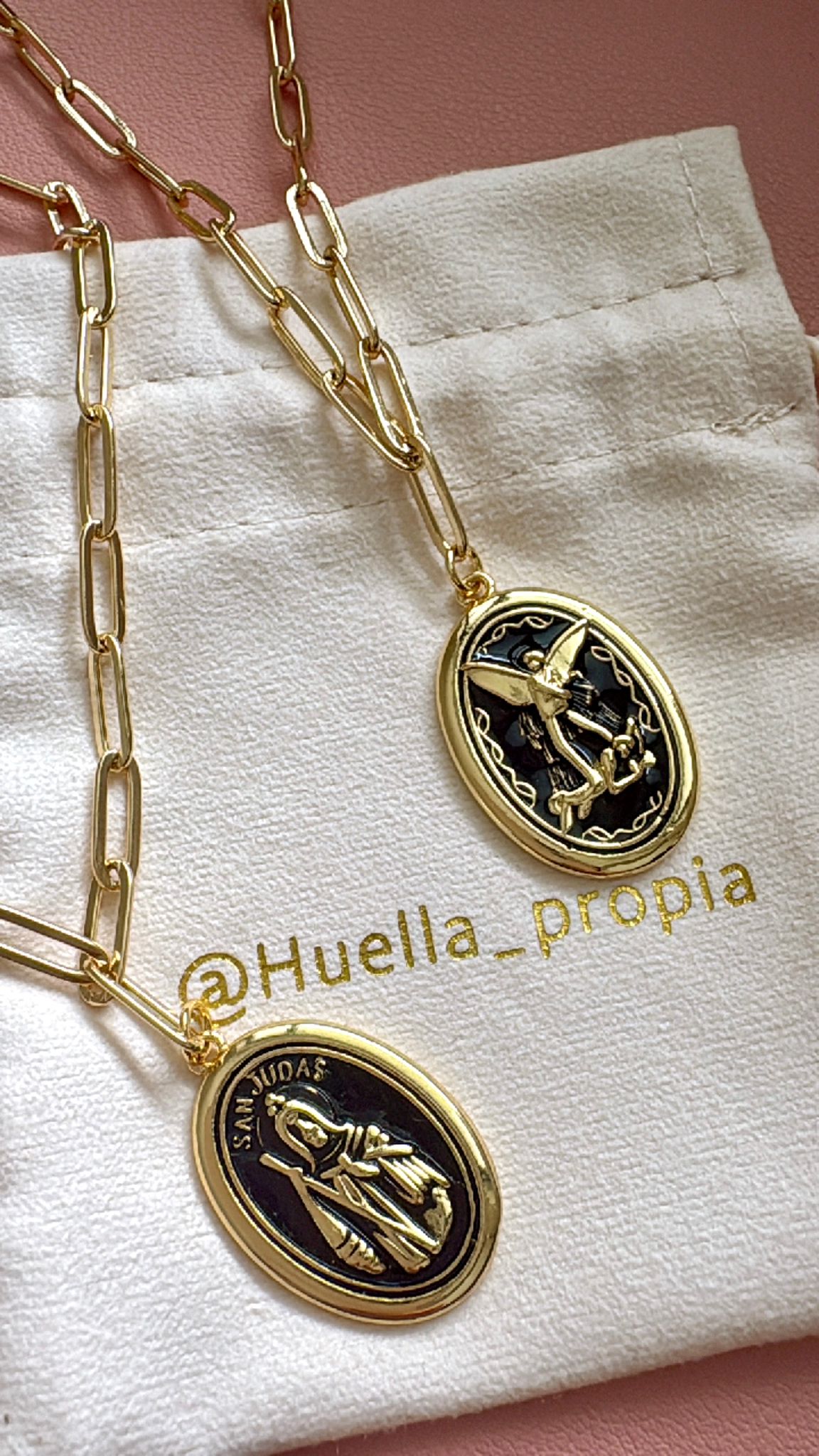 Cadenas dorada y negra