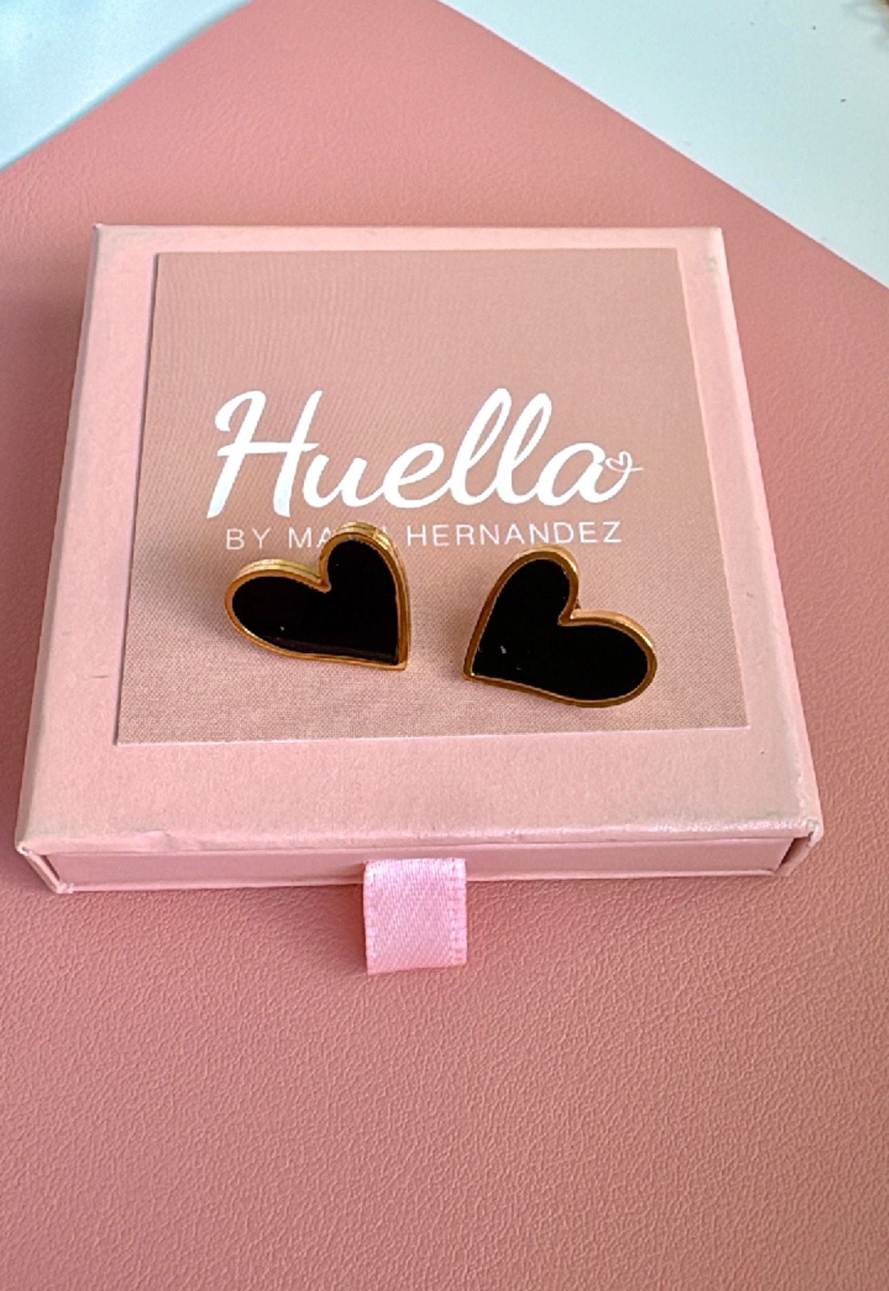 Aretes corazón Negro medianos
