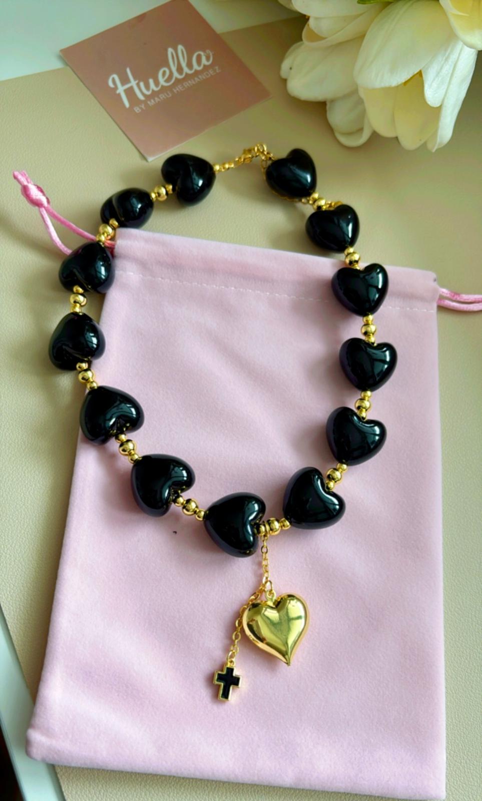 Collar Love in black con cruz