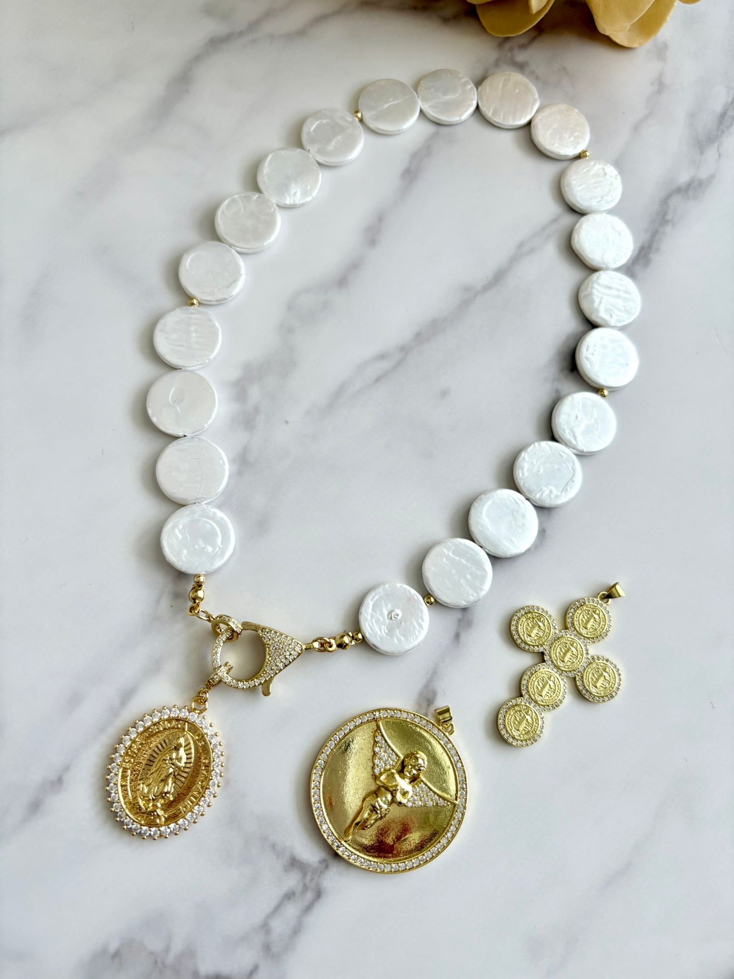 Collar Perlas Nácar broche pedrería