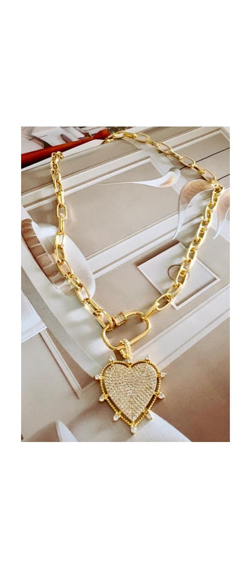 Cadena con broche grande y corazón dorado