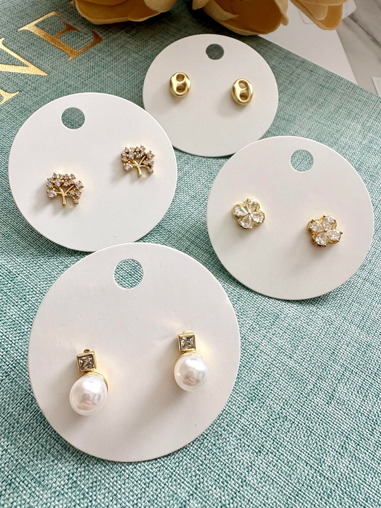 Aretes varios pequeños