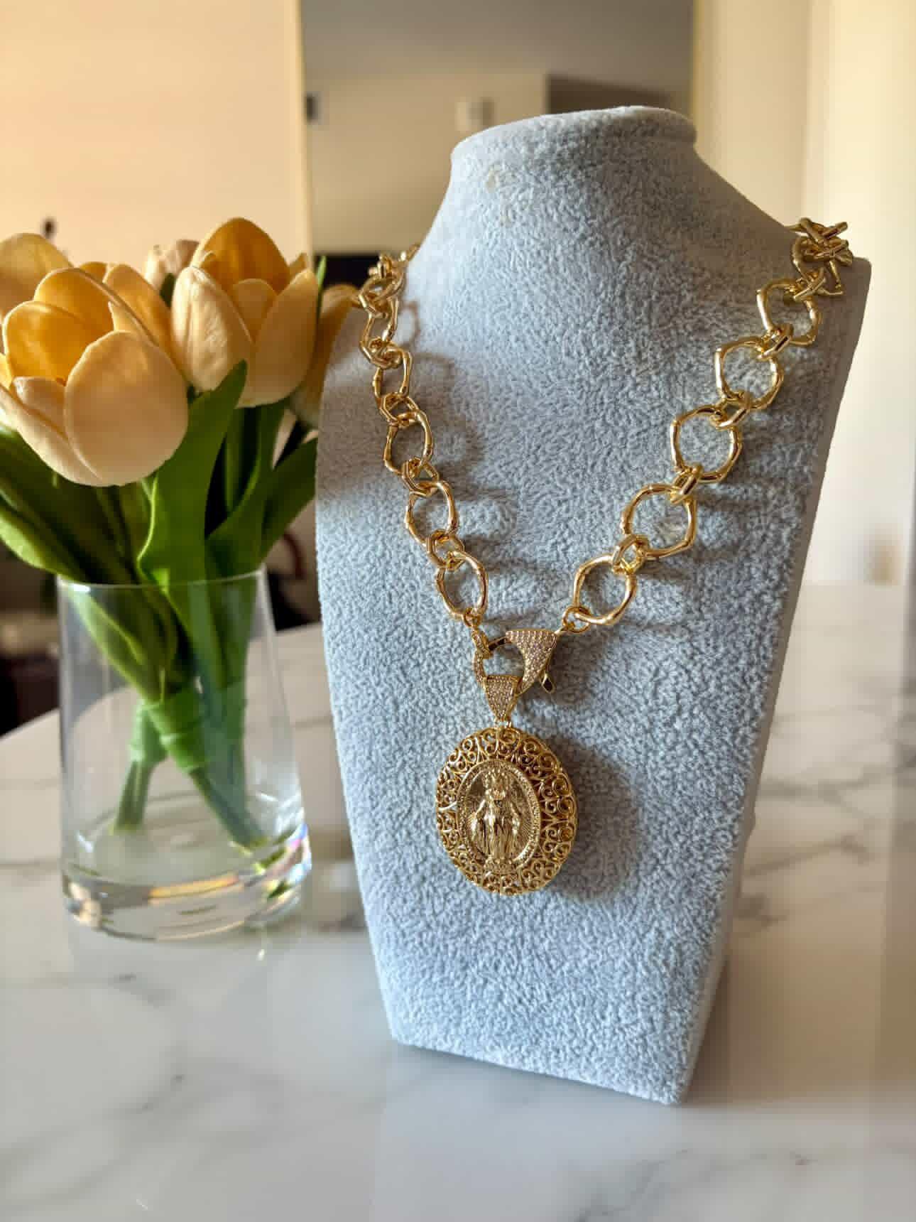 Collar Milagrosa con pedrería