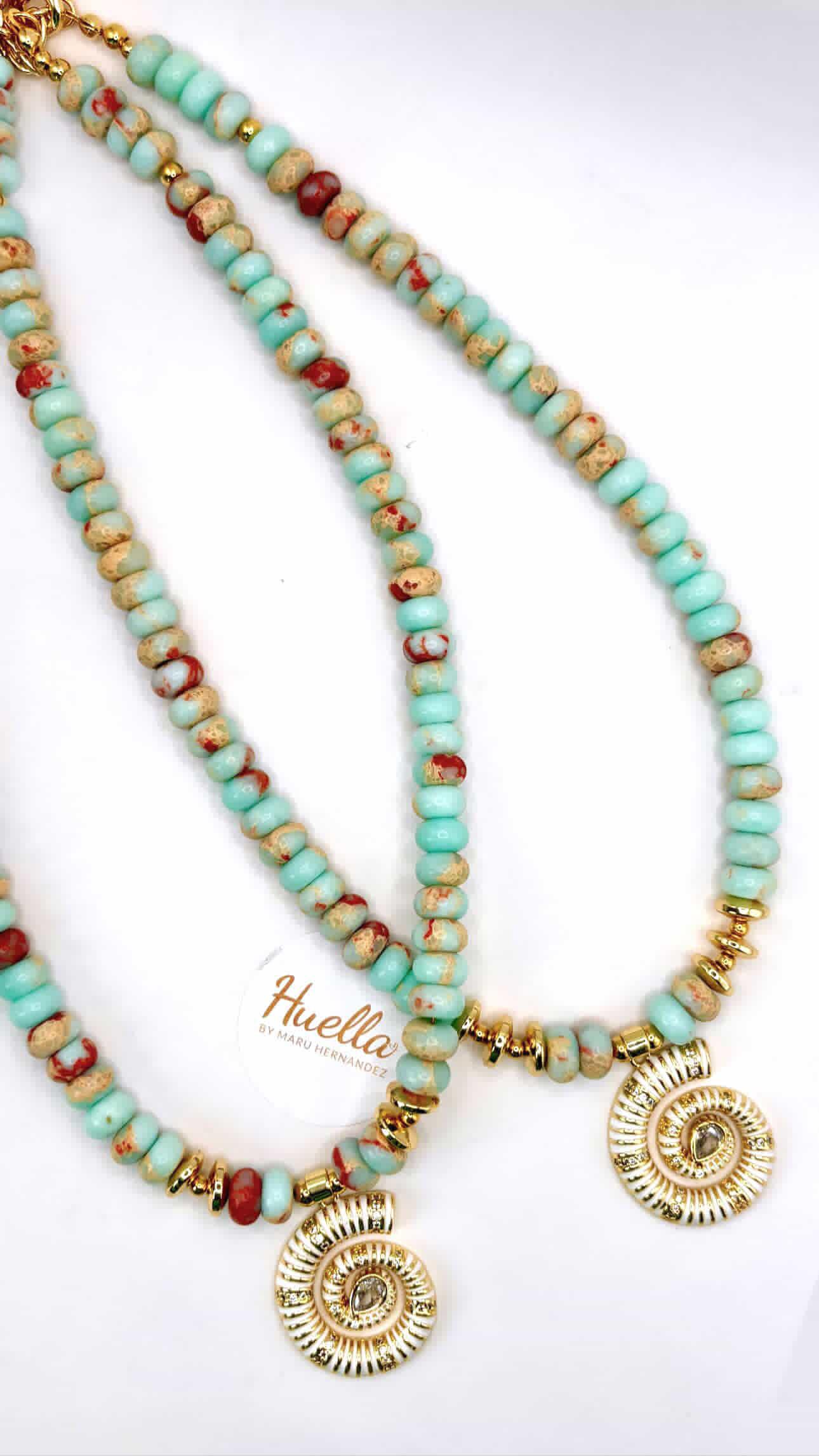 Collar viviendo el verano