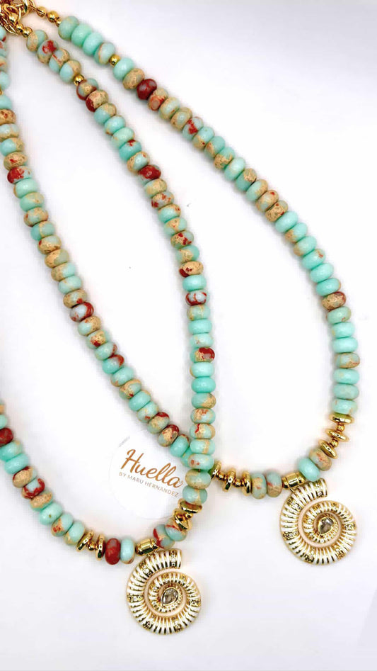 Collar viviendo el verano
