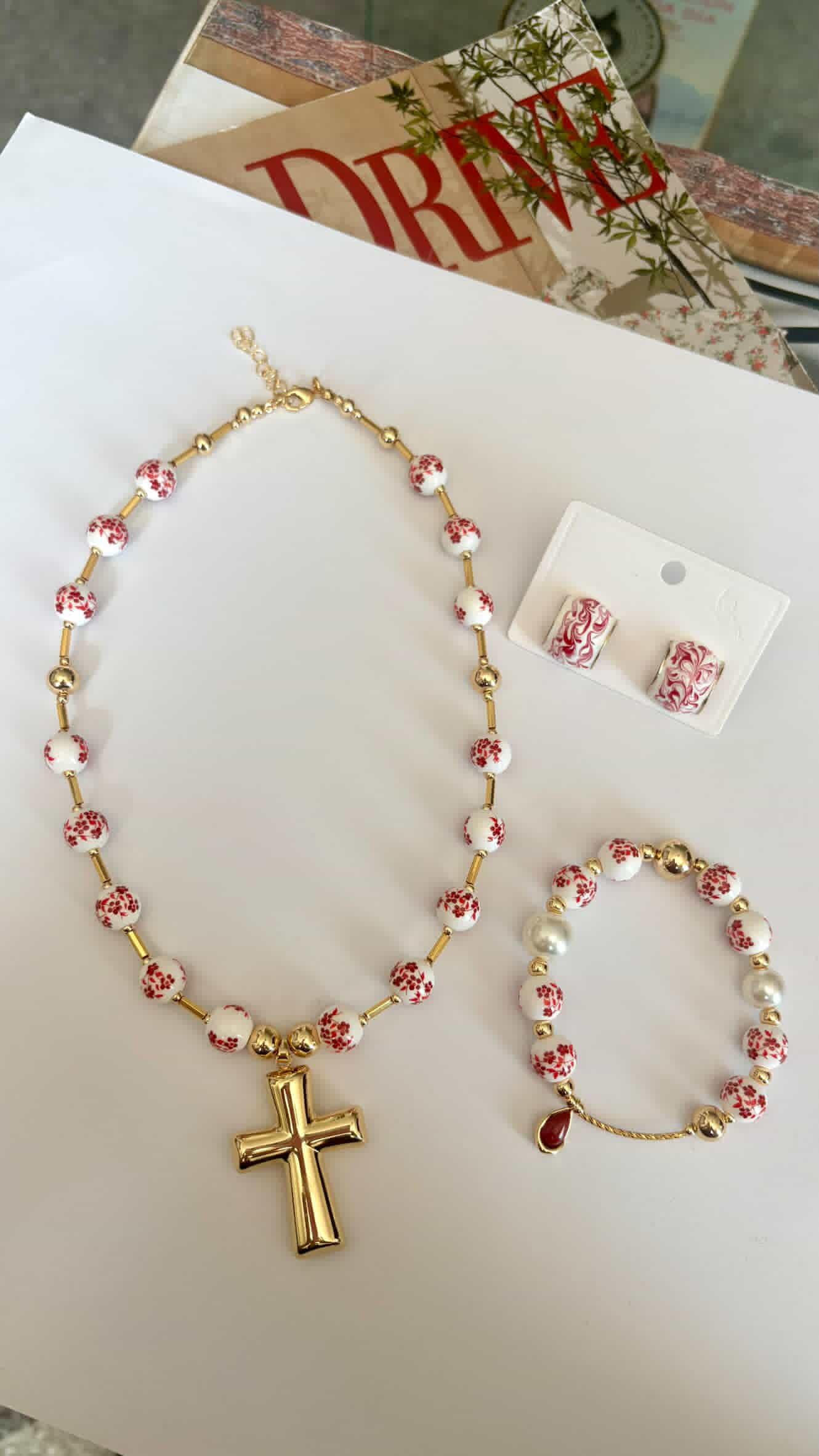 Collar floral cruz en rojo