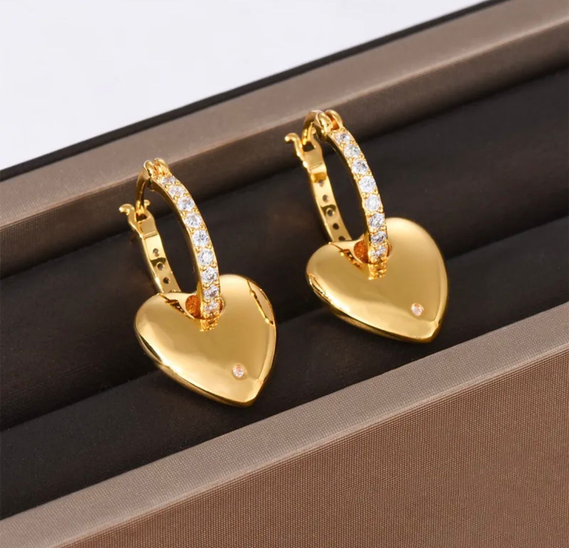 Aretes corazón dorado y pedrería