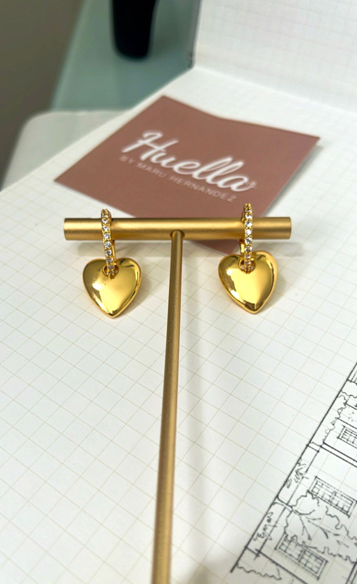 Aretes corazón dorado y pedrería