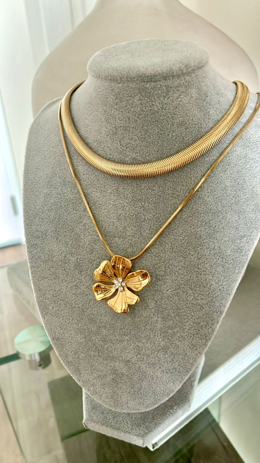 Collar flor grande