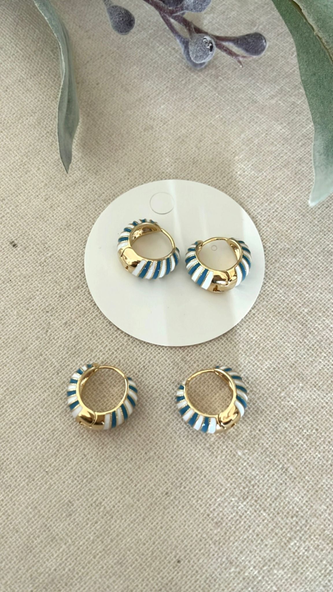 Aretes tipo argolla azul turquesa /blanco