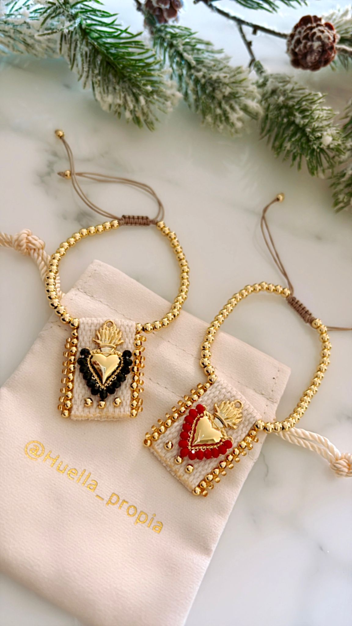 Brazalete ajustable escapulario tela corazón