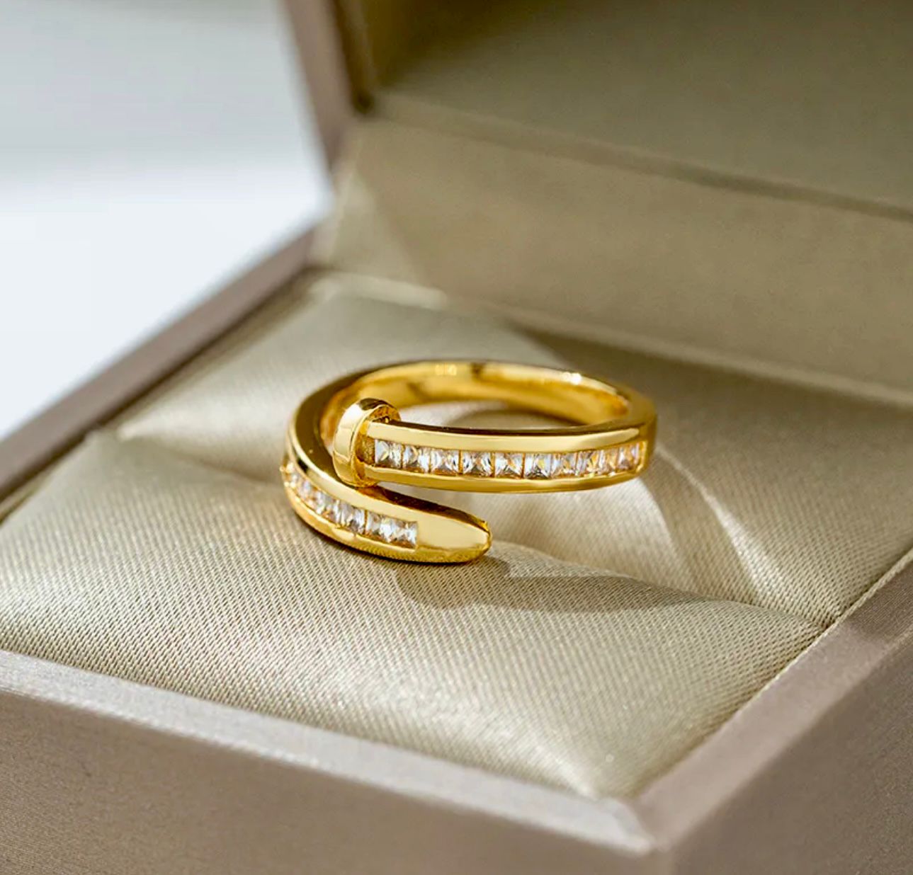 Anillo circonia  al estilo Cartier