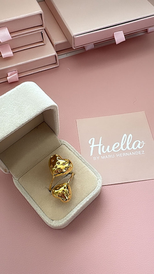 Anillo doble corazón perforado