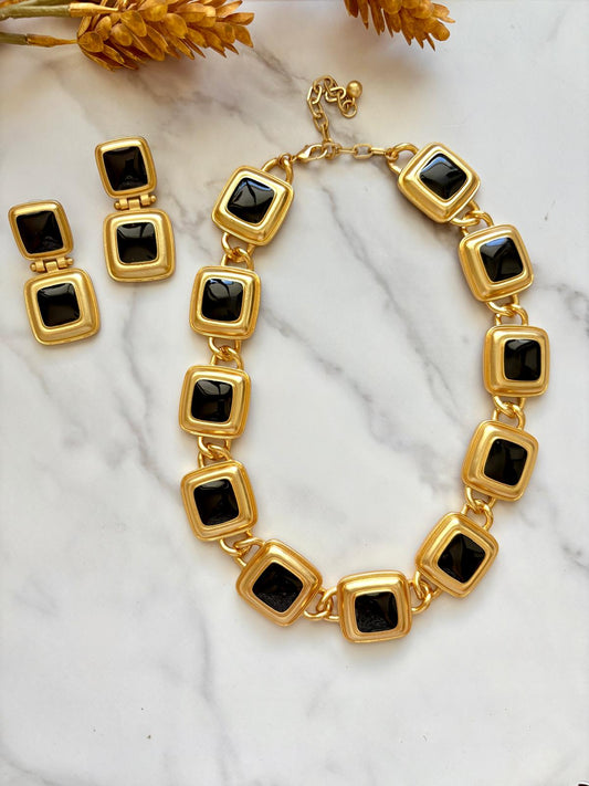 Collar Vintage cuadrado negro