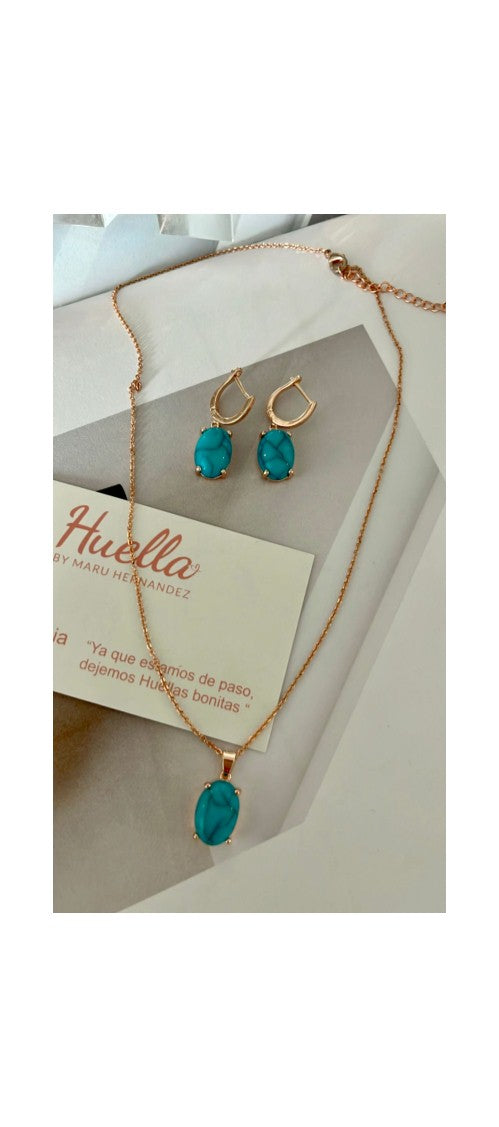 Cadena en juego con aretes en tono turquesa